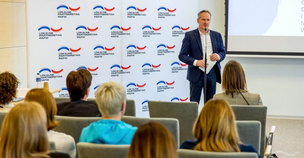 Local partnerships for social resilience